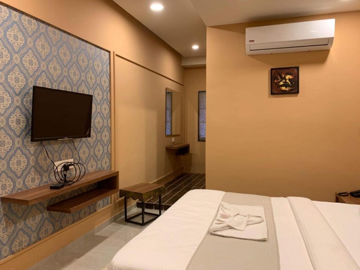 Ānand Hotel Radha Krishna מראה חיצוני תמונה