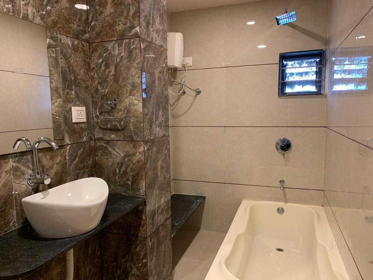 Ānand Hotel Radha Krishna מראה חיצוני תמונה