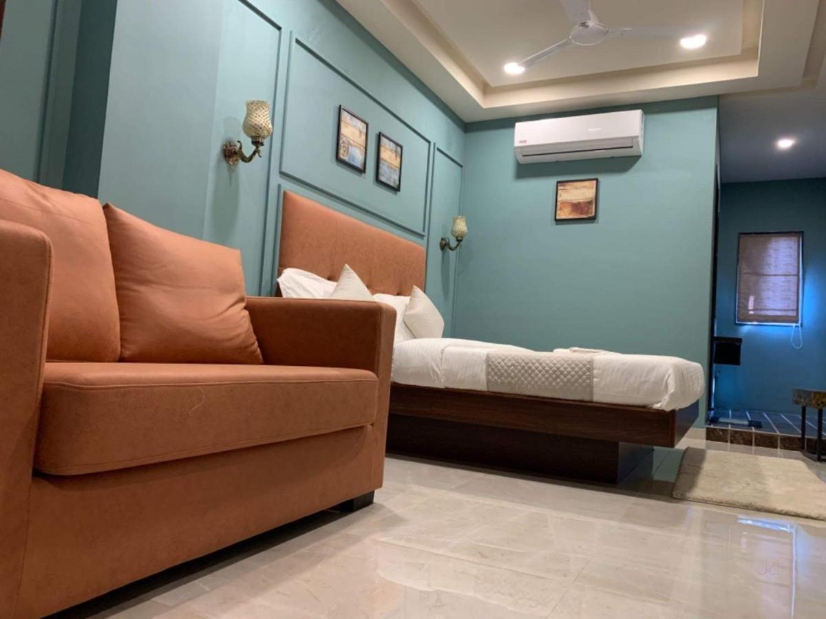 Ānand Hotel Radha Krishna מראה חיצוני תמונה